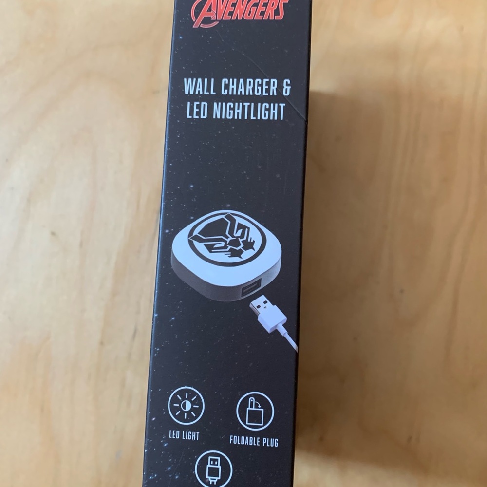 🖤5/$ 20- Marvel Avengers Wall Charger & LED Nightlight
USB-A Port, foldable plug - Picture 4 of 4